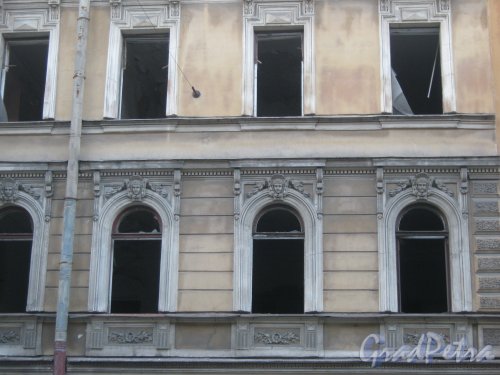 11-я Красноармейская ул., дом 7. Фрагмент фасада расселённого дома. Окна 2 и 3 этажа. Фото 30 мая 2013 г.