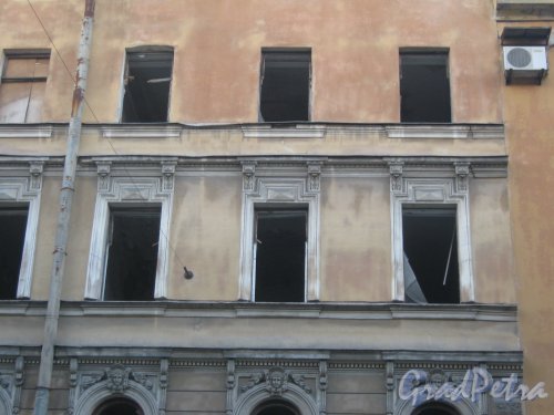 11-я Красноармейская ул., дом 7. Фрагмент фасада расселённого дома. Окна 3 и 4 этажа. Фото 30 мая 2013 г.