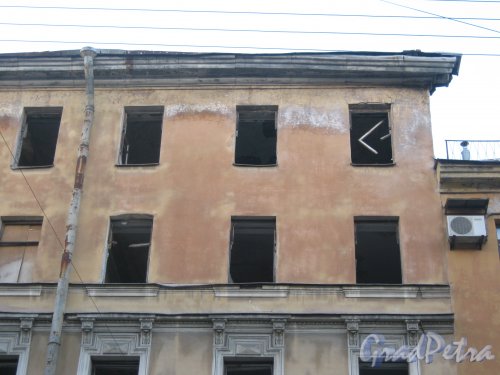 11-я Красноармейская ул., дом 7. Фрагмент фасада расселённого дома. Окна 4 и 5 этажа. Фото 30 мая 2013 г.