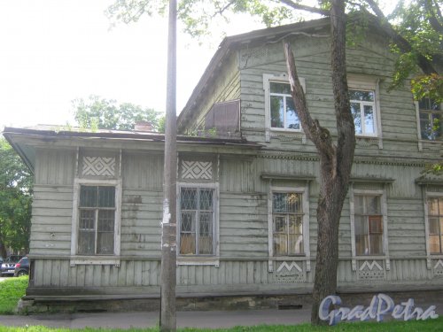 Лен. обл., Гатчинский р-н, г. Гатчина, ул. Киргетова, дом 3. Левая часть фасада. Фото 13 июля 2013 г.