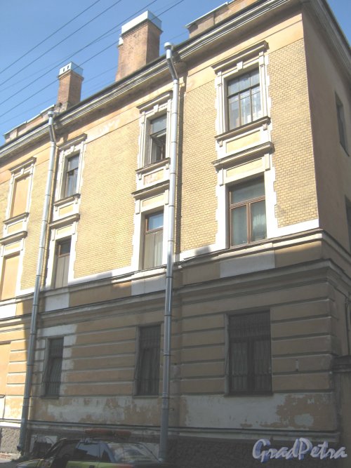 Ул. Радищева, дом 33. Общий вид здания с Баскова пер. Фото 4 августа 2013 г.