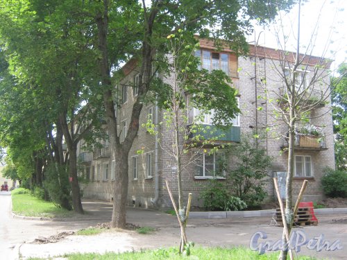 Лен. обл., Гатчинский р-н, г. Гатчина, ул. Киргетова, дом 4. Общий вид здания со стороны дома 6. Фото 13 июля 2013 г.
