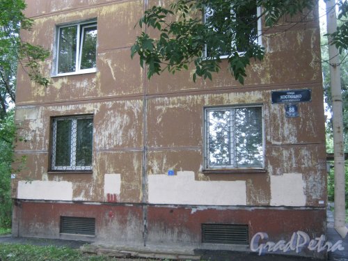 Ул. Костюшко, дом 88. Фрагмент торца здания и табличка с номером дома. Фото 16 августа 2013 г.