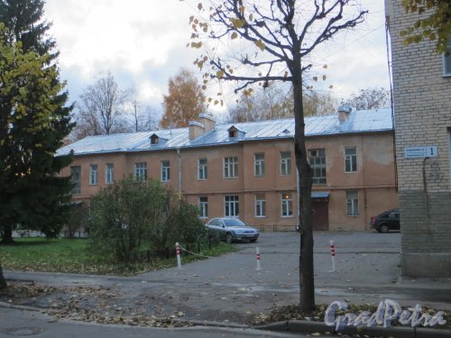 Г. Павловск, Конюшенная улица, дом 1. общий вид здания. Фото 13 октября 2013 г.