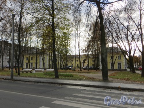 Г. Павловск, Конюшенная улица, дом 2. общий вид здания со стороны Садовой улицы. Фото 13 октября 2013 г.