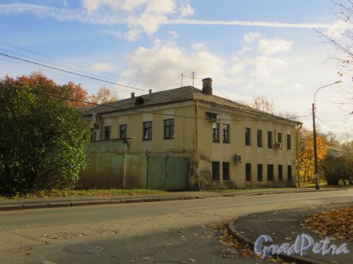 Г. Павловск, Госпитальная улица, дом 12. Общий вид здания со стороны улицы 1-го Мая. Фото 13 октября 2013 г.