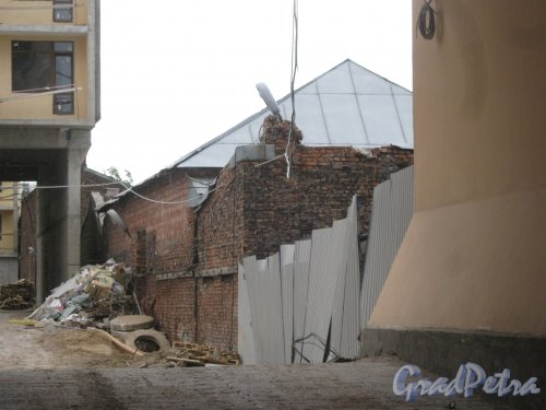 Ул. Черняховского, дом 21в. Вид через арку строящегося дома 25. Фото 14 июня 2013 г.