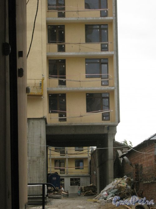 Ул. Черняховского, дом 25. Одно из строящихся зданий. Фото 14 июня 2013 г.