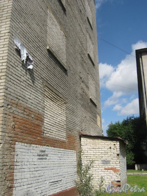 Стрельбищенская ул., дом 30. Фрагмент здания. Вид с Козловского пер. Фото август 2013 г.