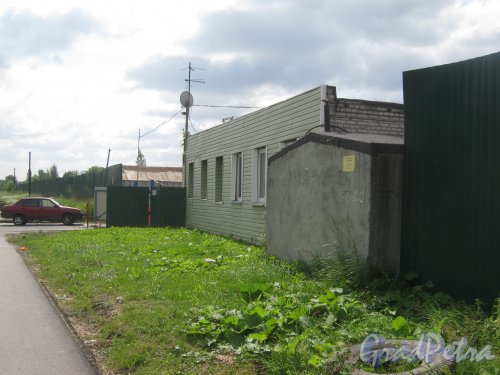 Зольная ул. Вид на здание на территории гаражей по адресу : Дорога на Яблоневку, дом 9. Фото 23 июля 2013 г.
