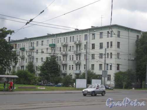 Гранитная ул., дом 18. Общий вид здания с Новочеркасского пр. Фото 23 июля 2013 г.