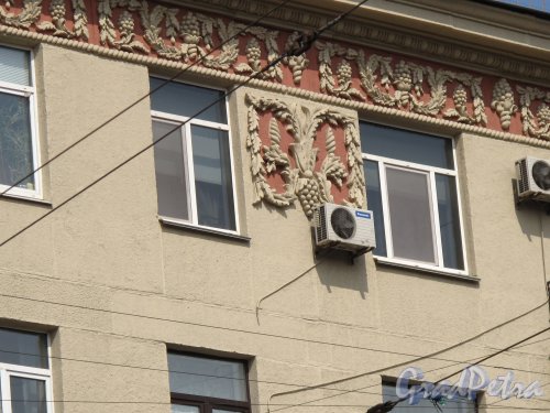 Благодатная ул, дом 28. Жилой дом. Фрагмент фриза на фасаде. Фото 2013 г. 