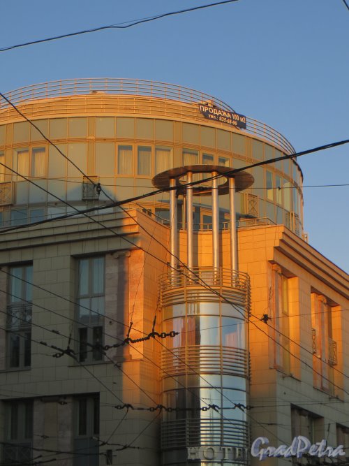 Гороховая ул., дом 70. Угловая часть здания. Фото 2 декабря 2013 г.