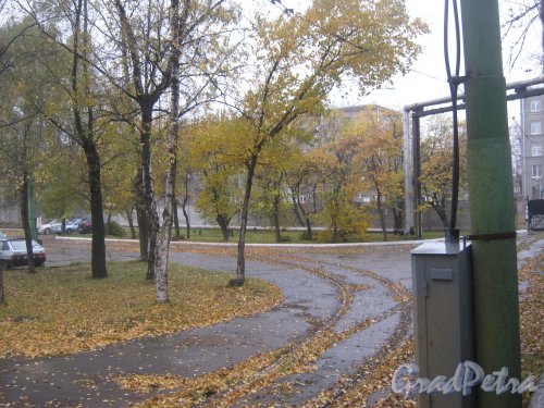 Ул. Маршала Говорова, дом 33. Вид с ул. Трефолева на территорию трамвайного парка. Фото 15 октября 2013 г.
