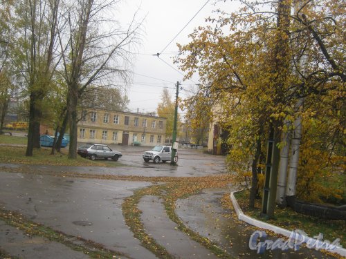 Ул. Маршала Говорова, дом 33. Вид с ул. Трефолева на территорию трамвайного парка. Фото 15 октября 2013 г.