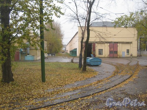 Ул. Маршала Говорова, дом 33, литера А. Вид с ул. Трефолева. Слева видна часть здания с литерой В. Фото 15 октября 2013 г.
