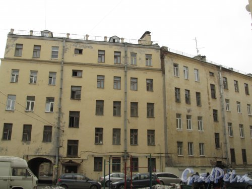Улица Комиссара Смирнова, дом 4б, литера Г (слева) и Лесной проспект, дом 3, литера А дворовый корпус (справа). Фото 16 марта 2012 года.