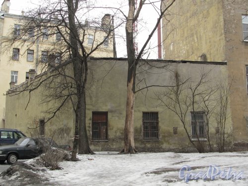 Улица Комиссара Смирнова, дом 4Б, литера Д. Вид со стороны двора дома 3А по Лесному проспекту. Фото 16 марта 2012 г.