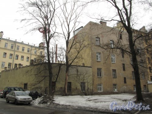 Улица Комиссара Смирнова, дом 4Б, литера Д (слева) и дом 4А, литера А. Вид со стороны двора дома 3А по Лесному проспекту. Фото 16 марта 2012 года.
