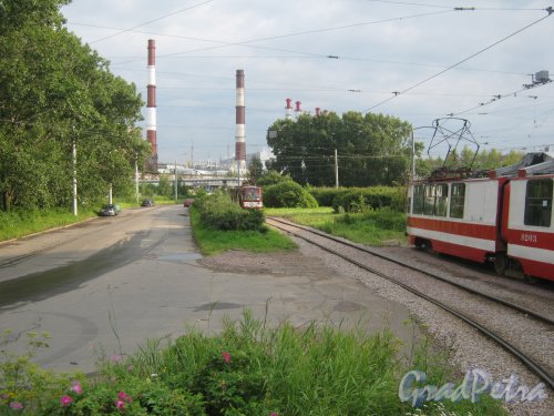 Корабельная ул., дом 4, литера Б. Вид на ТЭЦ с трамвайного кольца. Фото 22 июля 2013 г.