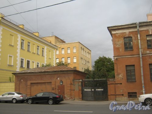 Рузовская ул., дом 10. Левая часть построек и табличка с номером здания «10».