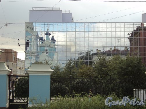 Гренадерская ул., д. 7. Отражение соседних построек на фасаде здания. Вид с Большого Сампсониевского проспекта. Фото сентябрь 2011 г.