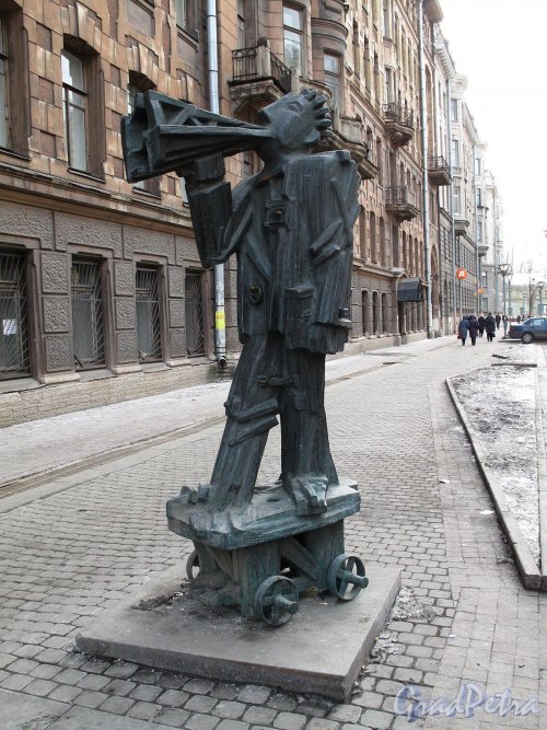 Скульптура «Глашатай», установленная у дома 18 по улице Правды. Ск. Д. Каминкер, Фото март 2012 г. 