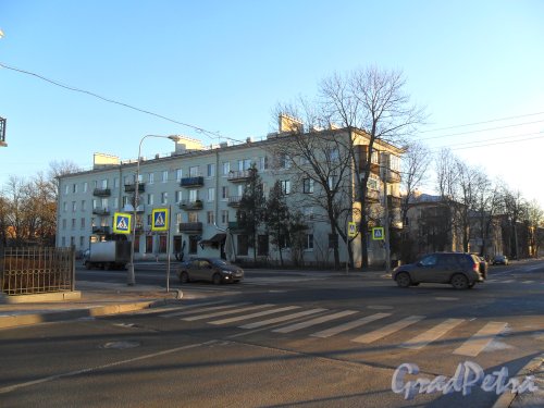Город Пушкин, Конюшенная улица, дом 938. Угол улиц конюшенная и Средняя. Фото ноябрь 2013 года.