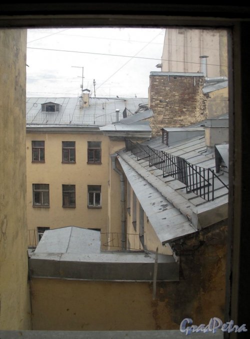 Пушкинская ул., д. 10. Экспонат «лестничной Вид из окна. Фото май 2012 г.