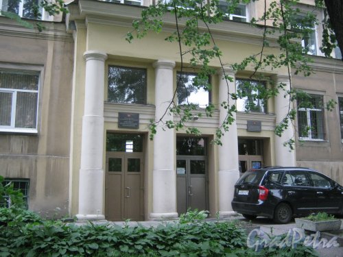 Ул. Черняховского, дом 2. Фрагмент здания. Фото 14 июня 2013 г.