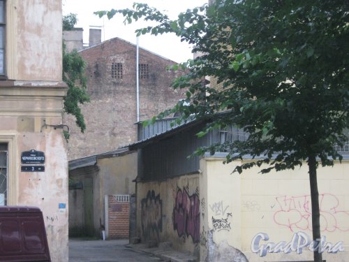 Ул. Черняховского, дом 5. Проезд во внутренний двор. Фото 14 июня 2013 г.