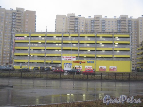 Ул. Маршала Казакова, дом 52. Общий вид здания парковки. Фото 29 декабря 2013 г.