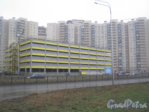 Ул. Маршала Казакова, дом 54, корпус 1. Общий вид здания парковки. Фото 29 декабря 2013 г.