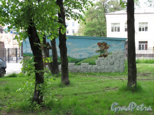 Промышленная ул., дом 20. Детский сад. Роспись стен вспомогательных построек. Фото июнь 2012 г.