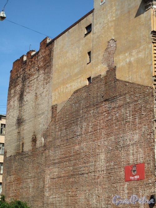 2-я Советская ул., д. 18 (левая часть), Доходный дом. Брандмауэр со следами разрушенной постройки. Фото июль 2012 г.