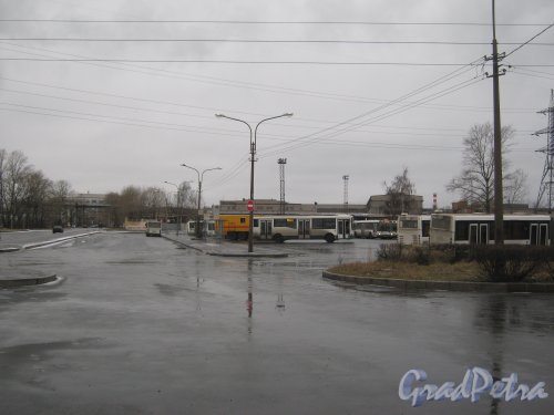 Кронштадтская ул. Автобусная станция «Кировский завод» на пересечении с Корабельной ул. Фото 4 января 2014 г.