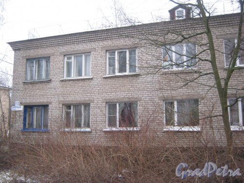 Красное Село (Горелово), ул. Заречная, дом 10. Фрагмент здания со стороны фасада. Фото 4 января 2014 г.