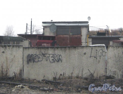 Ул. Маршала Захарова. Одно из зданий на территории гаражей с нечётной стороны улицы. Фото 29 декабря 2013 г.