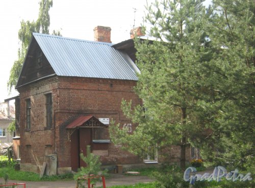 Лен. обл., Гатчинский р-н, г. Гатчина, ул. Чкалова, дом 46. Левая часть здания. Фото август 2013 г.