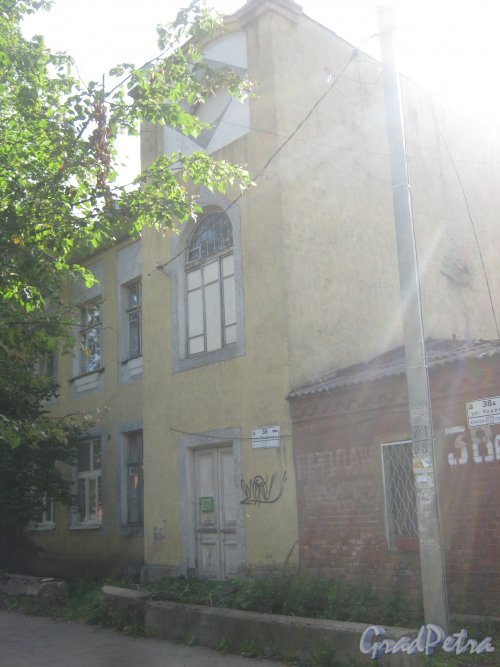 Лен. обл., Гатчинский р-н, г. Гатчина, ул. Чкалова, дом 36. Фрагмент фасада здания. Фото август 2013 г.