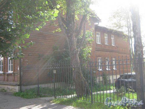 Лен. обл., Гатчинский р-н, г. Гатчина, ул. Чкалова, дом 32. Общий вид здания. Фото август 2013 г.