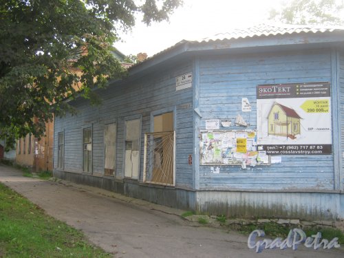 Лен. обл., Гатчинский р-н, г. Гатчина, ул. Чкалова, дом 24. Общий вид здания. Фото август 2013 г.