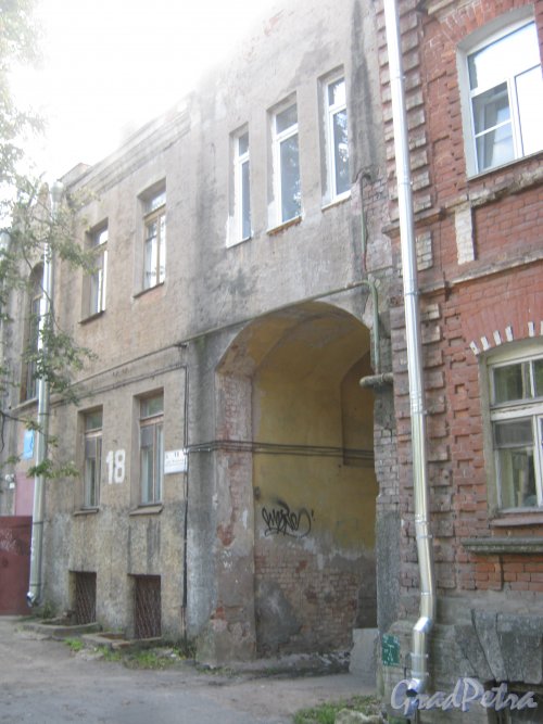 Лен. обл., Гатчинский р-н, г. Гатчина, ул. Чкалова, дом 18. Общий вид здания. Фото август 2013 г.
