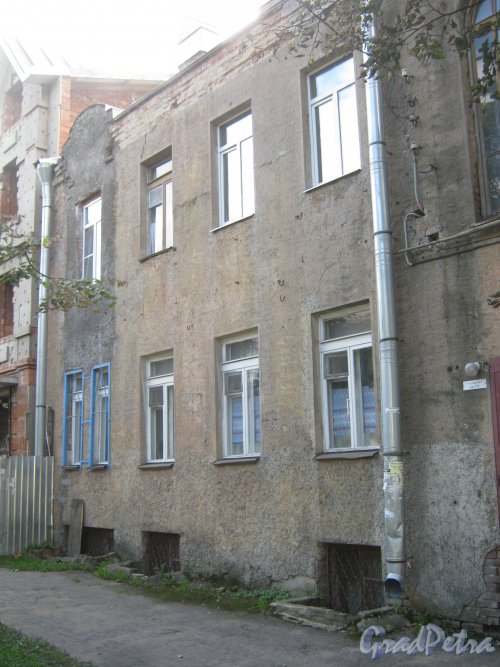 Лен. обл., Гатчинский р-н, г. Гатчина, ул. Чкалова, дом 18. Фрагмент фасада здания. Фото август 2013 г.