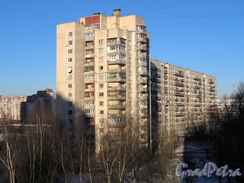 Дома 17, корп. 1 (на переднем плане) и 19 по улице Композиторов. Вид со двора. Фото январь 2014 г.