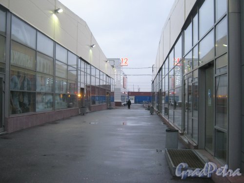 Ул. Маршала Казакова, дом 35. Рынок «Юнона» утром. Фото февраль 2014 г.