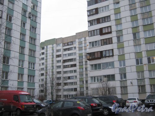 Ул. Маршала Казакова, дом 9. Вид со стороны дома 7 на корпус 1 (фрагмент слева) и корпус 2 (справа и в центре). Фото февраль 2014 г.