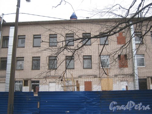Ул. Отважных, дом 12, литера А. Вид со стороны КТП на ремонтируемое здание. Фото февраль 2014 г.