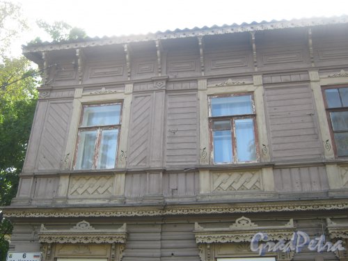 Лен. обл., Гатчинский р-н, г. Гатчина, ул. Чкалова, дом 6. Фрагмент фасада здания. Фото август 2013 г.