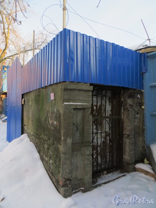 Ул. Чапаева, дом 16А. Сохранившийся вход в бомбоубежище. Фото 14 января 2014 г.